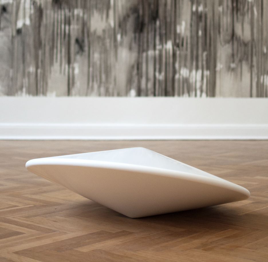 Anneke Kleimann | 'Swing, Turn, Delivery, Recovery' | 2015 | fiberglass laminate, laquer | 40 x 100 x 100 cm | 2.900€